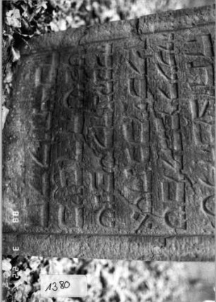 Grabstein 1380 (Index: 99903432) Material: Sandstein Zustand: Stein schräg nach vorne geneigt, steht wackelig Maße HxBxT: 97x60x7 cm: Grabstein 1380 (Detailaufnahme)