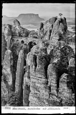 Blick auf die Basteibrücke mit Lilienstein