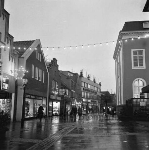 Hindenburgstraße: Passanten in der Fußgängerzone mit eingeschalteter Adventsbeleuchtung, Blick Richtung Osten