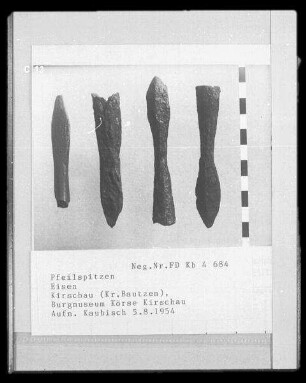 Pfeilspitze : Vier Pfeilspitzen (Grabungsfunde aus dem Umfeld der Burg Körse). Eisen, geschmiedet. Schirgiswalde-Kirschau: Burgmuseum Kirschau