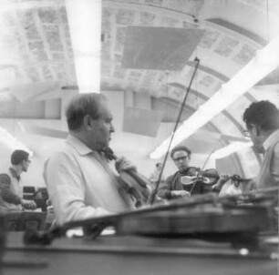 David Oistrach (1908-1974; Geiger) und Kurt Sanderling während der Probe von Beethovens Violinkonzert und Prokofjews Violinkonzert Nr. 1 mit dem Berliner Sinfonieorchester, 19.04.1971