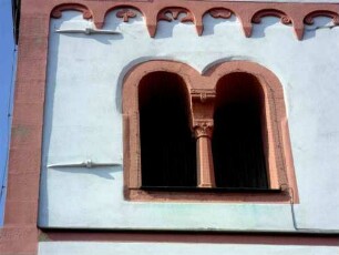 Kirchturm (spätromanisch-frühgotisch) von Süden-mittleres Geschoss mit Biforium (eingestellte Rundsäule mit ornamentiertem Würfelkapitell-Reliefdarstellung gekreuzigter Mann) sowie Rundbogenfries