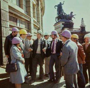 Eine Gruppe mit Bauhelmen auf dem Dach der Semoperoper, Blick auf die Quadriga über dem Hauptportal, Dresden