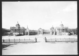 Potsdam, Neues Palais, Communs, Blick aus dem Palais über den Hof mit Zaun zu den Communs.