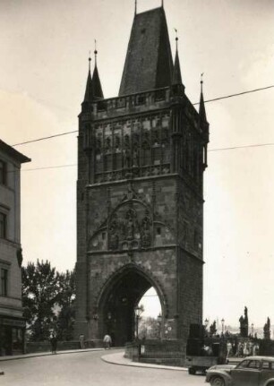 Prag. Karlsbrücke (beg. 1357). Altstädter Brückenturm (1370/1380, P. Parler)