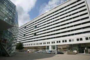 Dresden. Sankt Petersburger Straße. Wohnblock. Rechts Teilansicht des UFA-Palastes