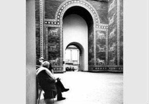 Besucherin vor dem Ischtar-Tor im Pergamonmuseum