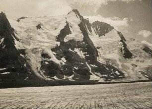 Österreich. Kärnten. Ansicht der Pasterze, dem größten Gletscher der Ostalpen. Im Hintergrund der Großglockner, der höchste Berg Österreichs (3.798 m)