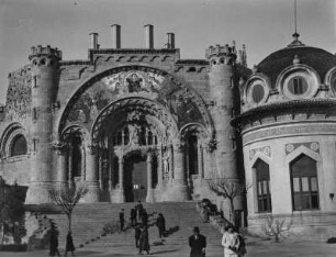 Die Herz Jesu Kirche : Blick auf das Portal der Krypta der Herz Jesu Kirche auf dem Tibidabo in Barcelona