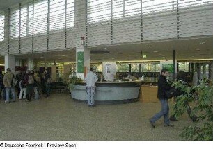 Foyer mit Ausleihtheke : Sächsische Landesbibliothek - Staats- und Universitätsbibliothek Dresden, Bereichsbibliothek DrePunct. Foyer mit Ausleihtheke