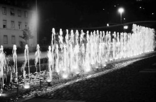 Freiburg: Springbrunnen vor der Kongresshalle, von oben bei Nacht