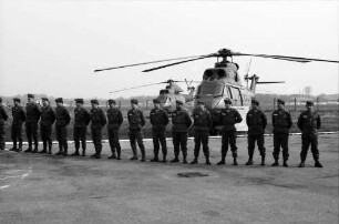 Freiburg: Mannschaft vor "Puma" Hubschrauber