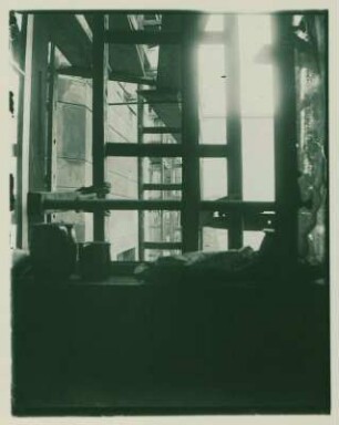 Blick aus dem Küchenfenster auf ein Baugerüst, Sophie-Charlotten-Straße 88
