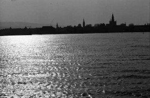 Konstanz: Silhouette von Konstanz über dem See