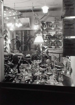 Roßwein, Schaufenster mit Tombola-Gewinnen zum Schulfest