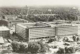 Dresden. Blick vom Rathausturm nach Südosten über den Atriumkomplex am Georgplatz und das Hygiene-Museum zum Stadion und Großen Garten