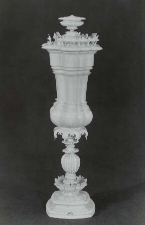 Hoher Elfenbeinpokal