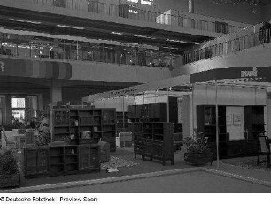 Ausstellungskojen des VEB Möbelkombinat Dresden-Hellerau mit Wohnzimmermöbeln