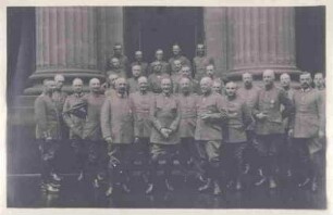 Herzog Albrecht von Württemberg und ca. sechsundzwanzig Offiziere in Uniform, teils mit Orden, vor dem Säulenportal des Schlosses (?) in Zabern