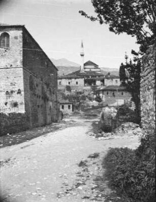 Dorf mit Moschee : Blick durch eine Dorfstraße auf ein eine Moschee mit Minarett