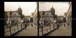 Belebter Platz mit Kirche Santa Caterina a Formiello, Neapel
