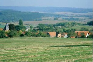Blick über das Dorf in die Landschaft