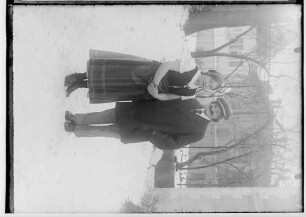 Fasnacht im Josefinenstift (Klösterle) 1929; Zwei Narren