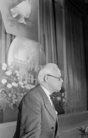 Veranstaltung zum Weltfriedenstag im Admiralspalast : Porträt von Walter Friedrich, Rektor der Humboldt-Universität Berlin, während einer Rede