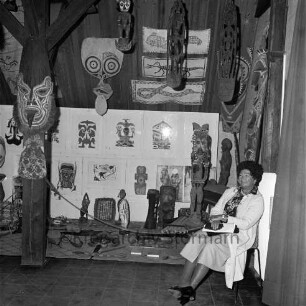 Rade: Museum Rade im Naturpark Oberalster: Blick in die Afrika-Ausstellung von Rolf Italiaander: rechts Stuhl mit Besucherin