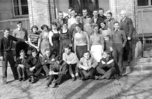 Bückeburg : In Bückeburg, vor dem Gymnasium Adolfinum, Klasse 11M
