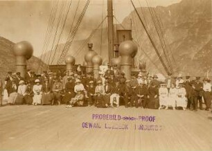 Nordlandreise, IV, Bordaufnahmen. Gruppenbildnis auf dem Sonnendeck der Victoria Luise