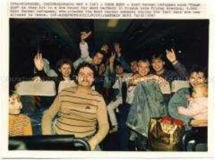 Exodus of East Germany Prag 1989 - Winkende DDR-Flüchtlinge im Bus nach Westdeutschland, 2. Flüchtlingswelle November 1989