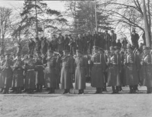 Gruppenportrait : Gruppenportrait mehrerer Männer in Militäruniformen.