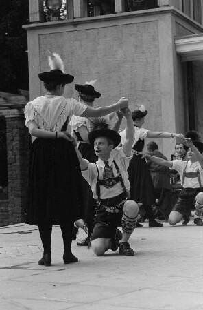 Tanzende Paare in Tracht