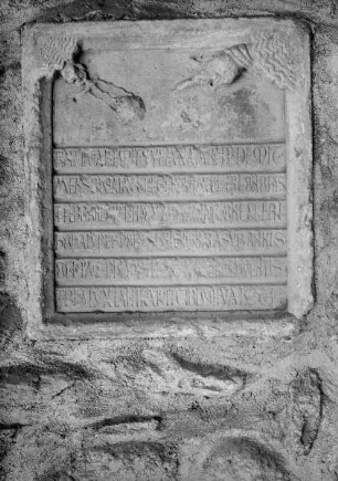 Grabinschrift mit Hand Gottes und Weihnrauchfass