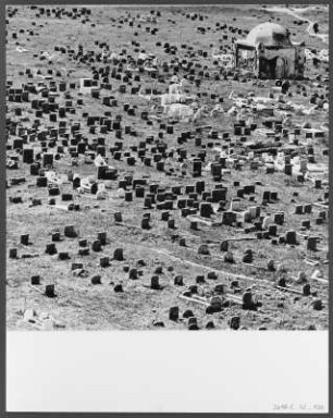 Friedhof mit Mausoleum : Ein Friedhof mit Mausoleum in Nordafrika