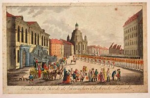 Der Neumarkt in Dresden vom Jüdenhof nach Osten mit der Parade der kurfürstlichen Grenadiergarde (Infanterie), links das Johanneum (Stallgebäude, Gemäldegalerie), im Hintergrund die Frauenkirche