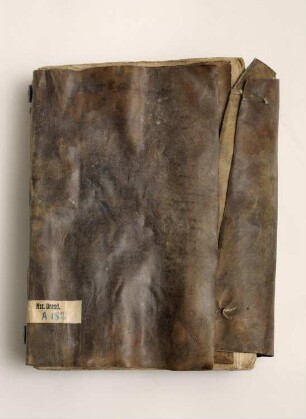 Einband aus zwei Pergament-Doppelblättern nach Art einer Buchhülle : Einband aus zwei Pergament-Doppelblättern nach Art einer Buchhülle des "Sanctorum historiae et legendae, cum officiis" (vor allem schwedische Heilige). Pergament, Faden, zwei Knöpfe, Draht; ca. 20,9 x 17 cm (Oberdeckel) , 3, cm (Rücken) (1401/1500). Dresden: SLUB Mscr.Dresd.A.182