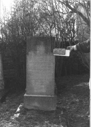 Grabstein 476 (Index: 99786485) Maße HxBxT: 147x55x17 cm Besonderheit: kulturhistorisch wertvoll / hist.-wiss. Gründe (Gemeindestellung): Grabstein 476