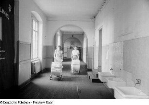Zwei Frauen mit Kinderwagen