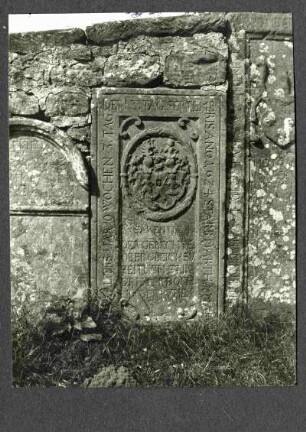 Friedhofsmauer, Grabstein d. J. 1624. Vergleich 217