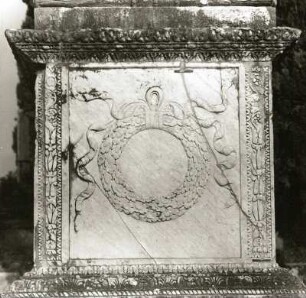Grabmal der Naevoleia Tyche : Grabmal der Naevoleia Tyche. Marmor. Relief mit Kranz. Pompeji, Gräberstraße