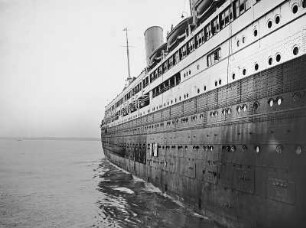Hochseepassagierdampfer "Vaterland" der Hapag Hamburg. Teilansicht der Steuerbordseite mit Bullaugen, Ladeluken und Nietverbindungen