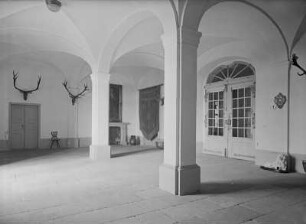Schloss Moritzburg, Eingangshalle : Schloss Moritzburg, Eingangshalle mit Türkenfahne, rechts Tierplastik Meißner Porzellan
