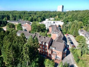 Reinbek: Krankenhaus St. Adolf-Stift, im Hintergrund Sachsenwaldhochhaus