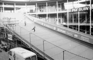 Basel: Kunstskipiste, im Hof der Messehallen