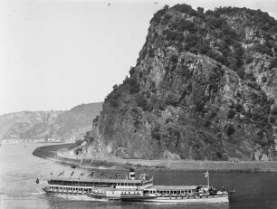 Loreleyfelsen bei Sankt Goarshausen mit dem Ausflugsdampfer Stahleck im Vordergrund