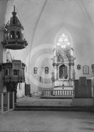 Chor der Kirche Peude mit Altar und Kanzel
