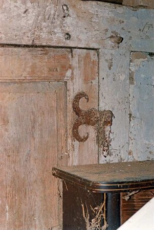Hörn 23: Hofanlage: Fachwerkdurchfahrtshaus von 1753: in Verfall: Innenansicht, Detailaufnahme: Türbeschlag