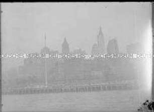 Blick vom Meer auf die Skyline von Manhattan, New York
